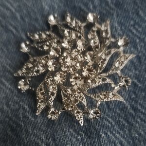 Sparkling Silver Floral/Snowflake  Brooch NWT